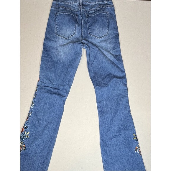 9th & Main Women's Light Blue Distressed Floral Embroidered Flare Jeans Size 8 - Picture 7 of 12